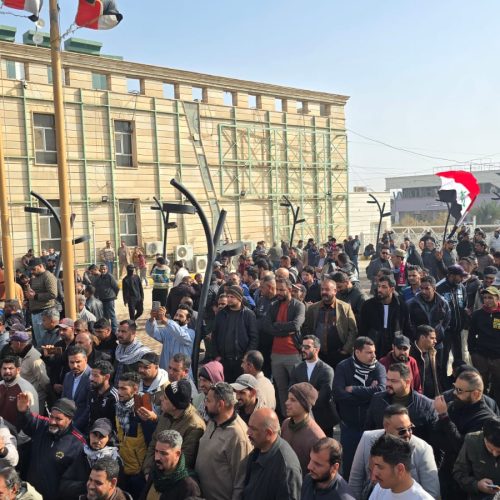 بالصور.. موظفو البلدية في الديوانية يضربون عن الدوام احتجاجاً على تأخر رواتبهم