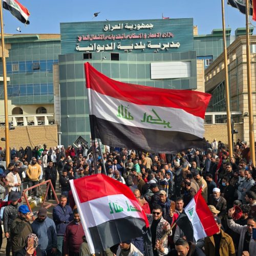 بالصور.. موظفو البلدية في الديوانية يضربون عن الدوام احتجاجاً على تأخر رواتبهم