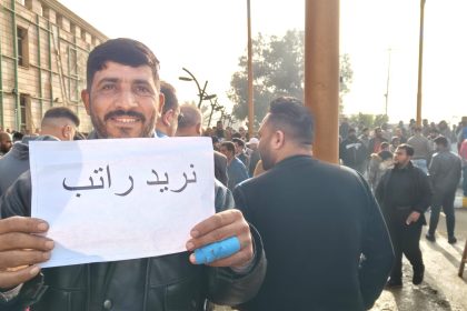 بالصور.. موظفو البلدية في الديوانية يضربون عن الدوام احتجاجاً على تأخر رواتبهم