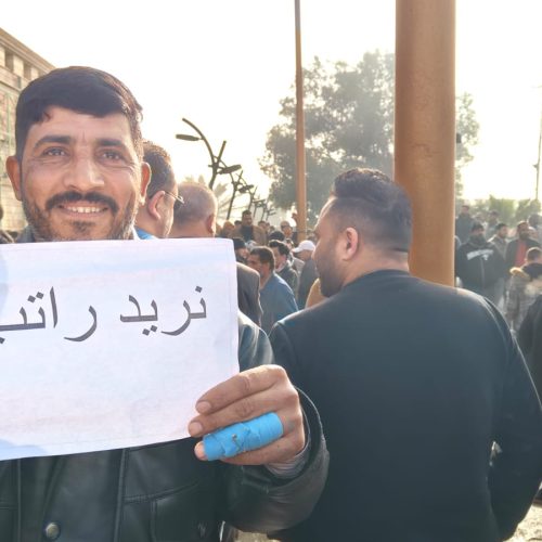 بالصور.. موظفو البلدية في الديوانية يضربون عن الدوام احتجاجاً على تأخر رواتبهم