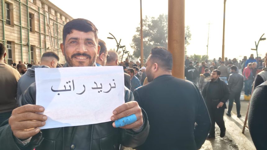 بالصور.. موظفو البلدية في الديوانية يضربون عن الدوام احتجاجاً على تأخر رواتبهم