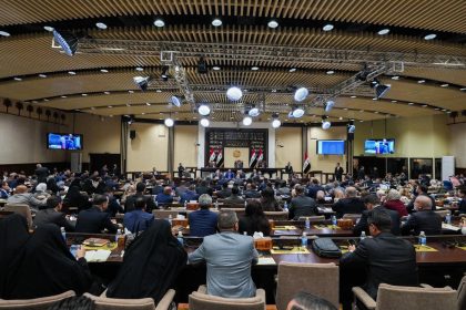 حسنين الخفاجي وجعفر شعيل الزاملي وعلي انهير آل سراي يؤدّون اليمين الدستورية كأعضاء في البرلمان