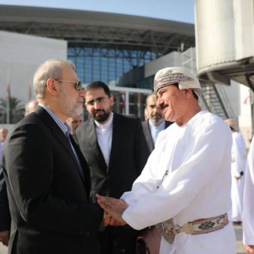 لاريجاني: سلطنة عُمان تؤدي دورًا محوريًا في تسهيل الحوار الإيراني-الأمريكي