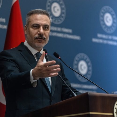 وزير الخارجي التركي: الهجمات العسكرية الأمريكية لن تسقط البنية السياسية في ايران