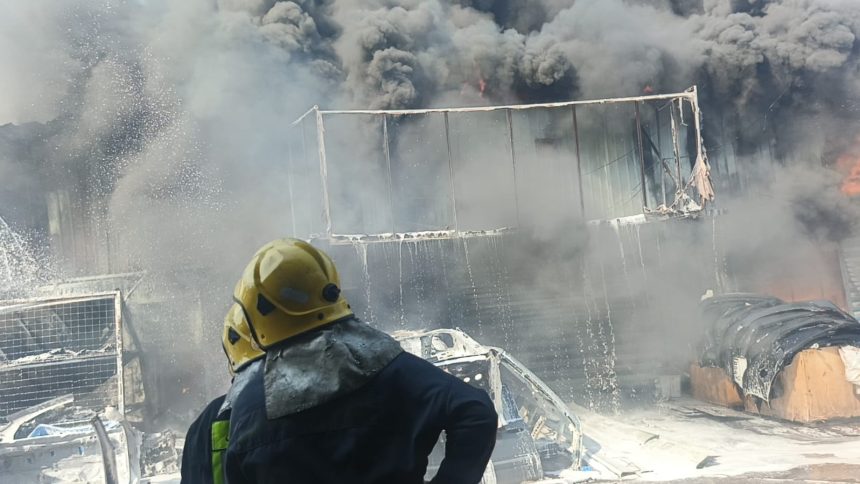 الدفاع المدني: إخماد حريق كراج تصليح السيارات في العلاوي دون تسجيل أي إصابات بشرية
