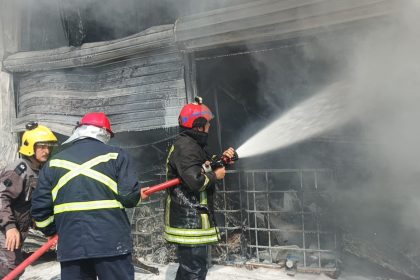 فرق الدفاع المدني تكافح حريقاً اندلع في "كراج" لتصليح السيارات بمنطقة العلاوي وسط بغداد
