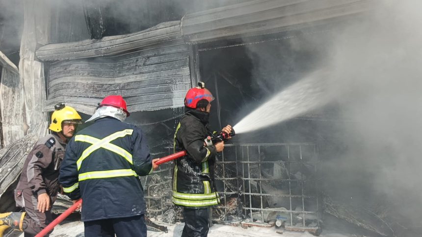 فرق الدفاع المدني تكافح حريقاً اندلع في "كراج" لتصليح السيارات بمنطقة العلاوي وسط بغداد