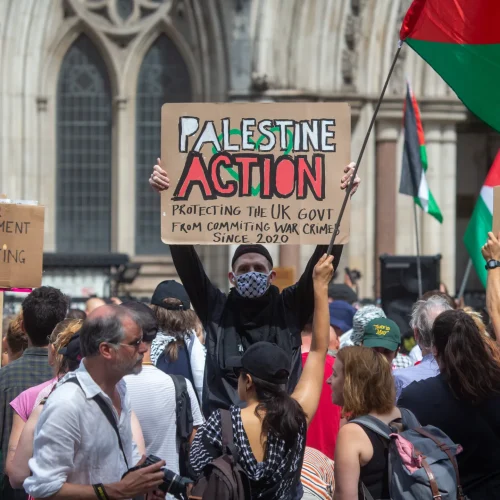 بريطانيا.. قرار قضائي يبطل حظر منظمة "فلسطين أكشن"