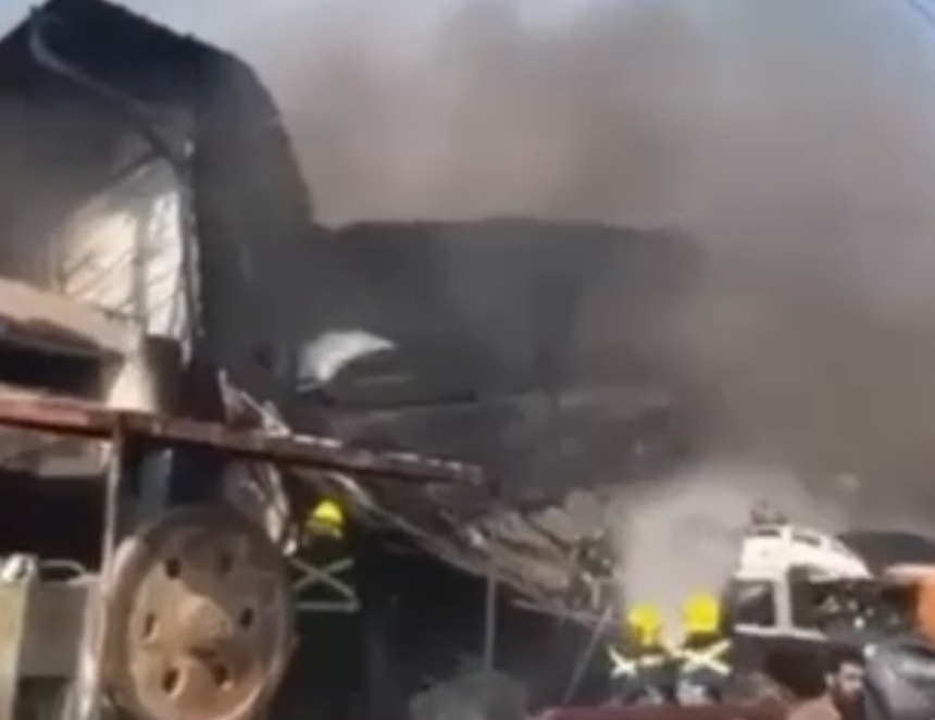 بالفيديو.. اندلاع حريق كبير في الحي الصناعي بالنجف