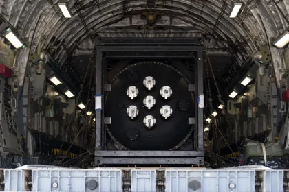 في رحلة جوية.. الجيش الأميركي ينقل مفاعلاً نووياً من كاليفورنيا إلى يوتا لإجراء اختبارات