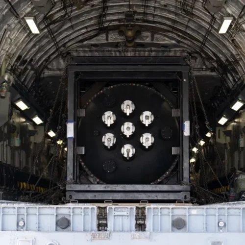 في رحلة جوية.. الجيش الأميركي ينقل مفاعلاً نووياً من كاليفورنيا إلى يوتا لإجراء اختبارات