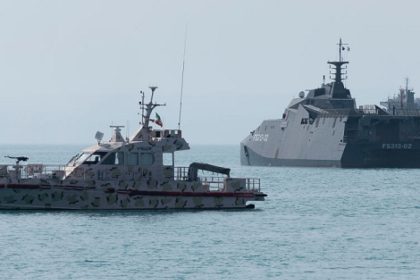 البحرية الإيرانية تبدأ مناورات التحكم الذكي في "مضيق هرمز"