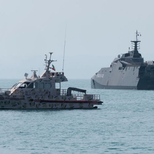 البحرية الإيرانية تبدأ مناورات التحكم الذكي في "مضيق هرمز"