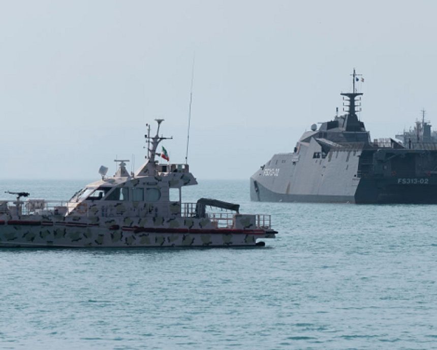 البحرية الإيرانية تبدأ مناورات التحكم الذكي في "مضيق هرمز"