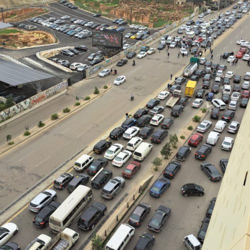 احتجاجات في لبنان رفضاً لقرار الحكومة برفع الضرائب وأسعار البنزين