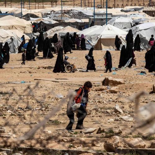 السلطات السورية تبدأ بإخلاء مخيم الهول الذي يضم عائلات عناصر داعش