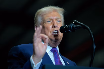 ترامب: سأوقع اليوم مرسوما بفرض رسوم جمركية بقيمة 10 بالمئة فوق التي فرضتها سابقا