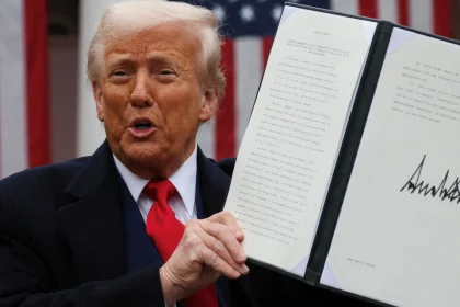 الدولار ينخفض واليورو يرتفع بعد قرار المحكمة العليا بإلغاء رسوم ترامب الجمركية