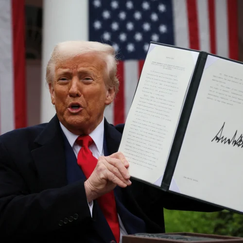 الدولار ينخفض واليورو يرتفع بعد قرار المحكمة العليا بإلغاء رسوم ترامب الجمركية