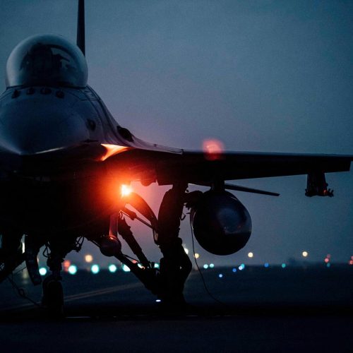 "صواريخ إيران ومضيق هرمز أولى أهداف واشنطن".. قائد عسكري أمريكي يكشف سيناريو الحرب