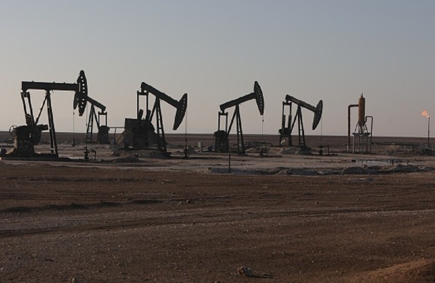 قسد تنفي نقل معدات من حقول رميلان النفطية إلى إقليم كردستان العراق: "أكاذيب مفبركة"