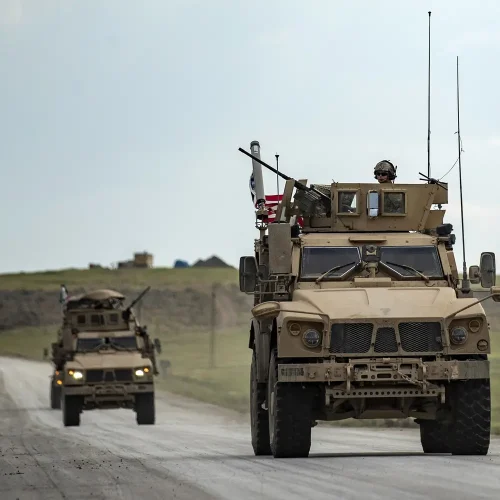 القوات الأميركية تبدأ بإخلاء قاعدة قسرك أكبر قواعدها في شمال شرق سوريا