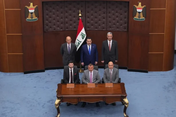 العراق يوقّع اتفاقيتي مبادئ مع شيفرون الأمريكية لتطوير حقول نفطية في البصرة وذي قار وصلاح الدين