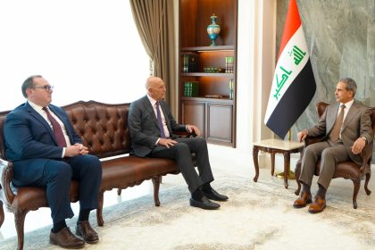 القاضي زيدان وباراك يبحثان إجراءات القضاء بشأن المحتجزين المنقولين من السجون السورية