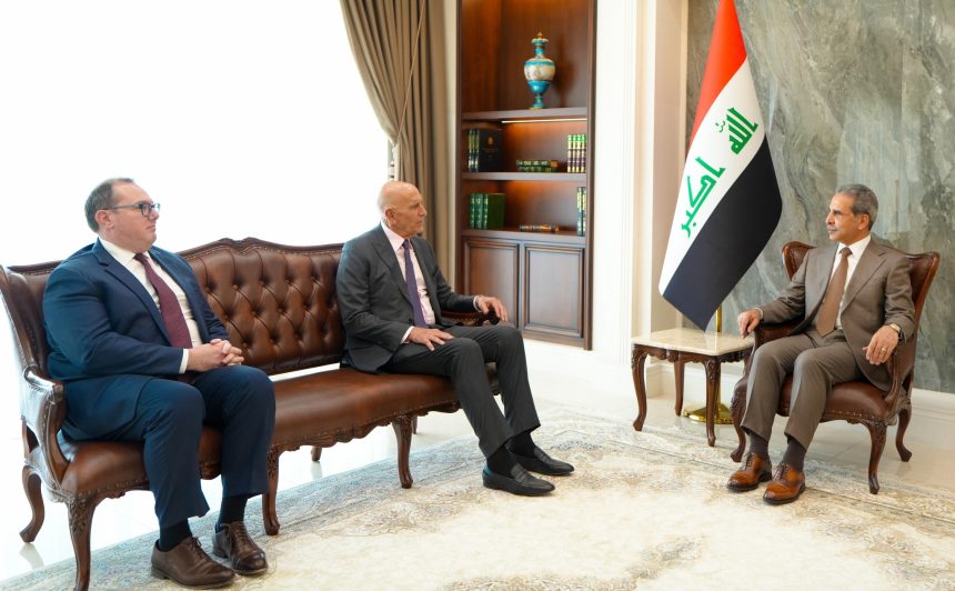 القاضي زيدان وباراك يبحثان إجراءات القضاء بشأن المحتجزين المنقولين من السجون السورية