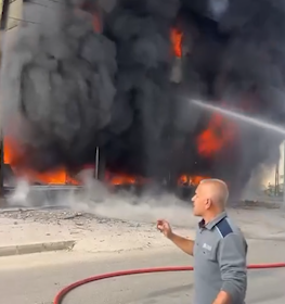 فرق الدفاع المدني تكافح حريقاً اندلع في معمل إسفنج بكركوك