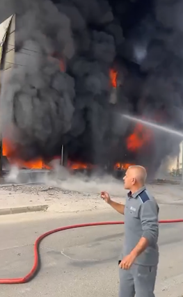 فرق الدفاع المدني تكافح حريقاً اندلع في معمل إسفنج بكركوك