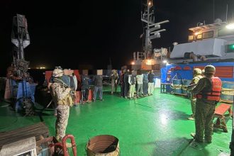 ضبط ساحبة تنفذ عمليات تهريب داخل المياه الإقليمية العراقية واعتقال 18 فردًا من طاقمها