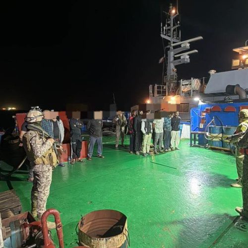 ضبط ساحبة تنفذ عمليات تهريب داخل المياه الإقليمية العراقية واعتقال 18 فردًا من طاقمها