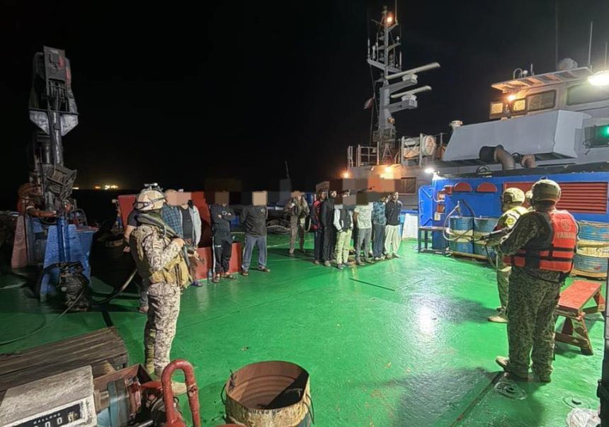 ضبط ساحبة تنفذ عمليات تهريب داخل المياه الإقليمية العراقية واعتقال 18 فردًا من طاقمها