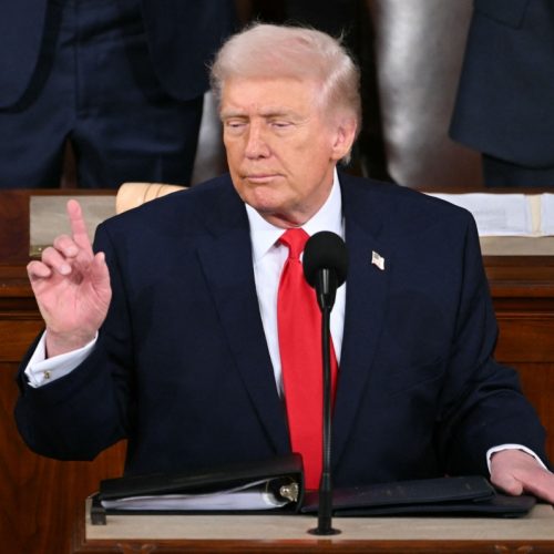 ترامب يفضل الدبلوماسية مع إيران ويتهمها بتطوير صواريخ قادرة على الوصول لأميركا