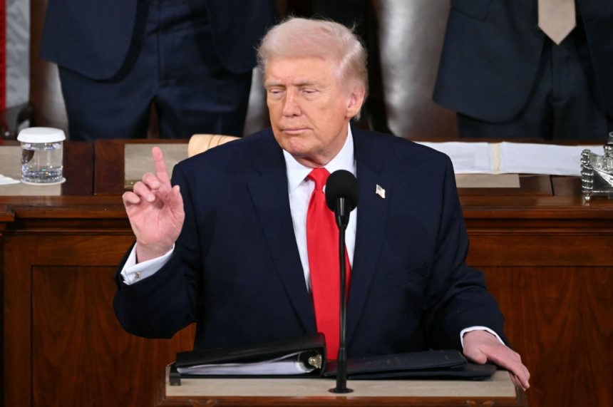 ترامب يفضل الدبلوماسية مع إيران ويتهمها بتطوير صواريخ قادرة على الوصول لأميركا