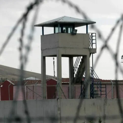 العدل تنفي ضبط هواتف داخل سجن الكرخ تعود لعناصر داعش القادمين من سوريا