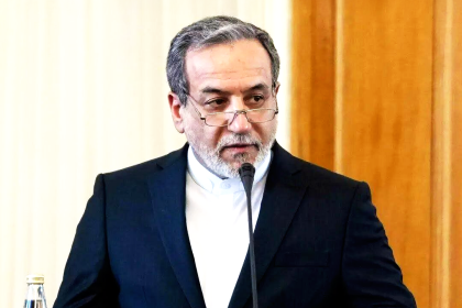 وزير الخارجية الإيراني يصل جنيف على رأس وفد سياسي للمشاركة في المفاوضات النووية