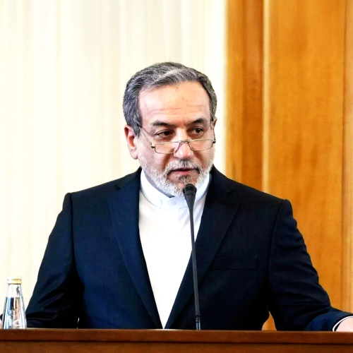 وزير الخارجية الإيراني يصل جنيف على رأس وفد سياسي للمشاركة في المفاوضات النووية