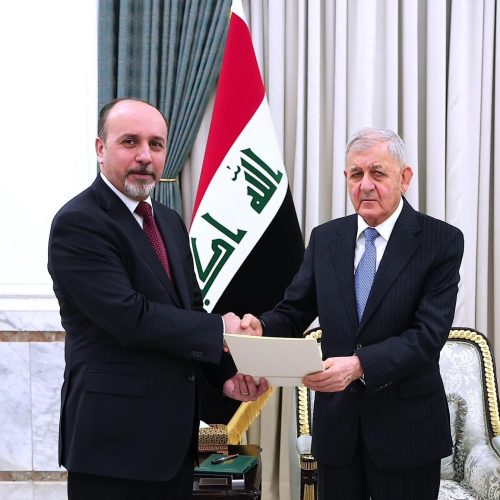رئيس الجمهورية يسلم "عمار موسى" مرسوم تعيينه أميناً لبغداد