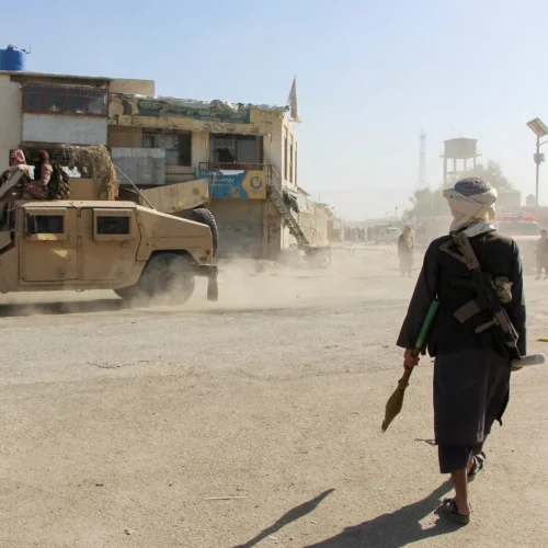 وزير الدفاع الباكستاني يعلن "مواجهة مفتوحة" مع حركة طالبان الأفغانية