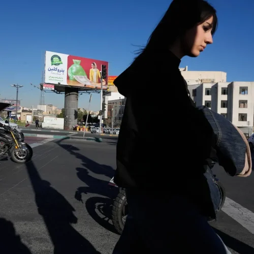 بريطانيا تسحب موظفيها من إيران