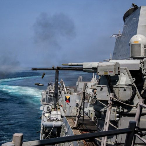 القيادة المركزية الأمريكية: المدمرة "فرانك بيترسن جونيور" أجرت تدريبا بالذخيرة الحية في بحر العرب