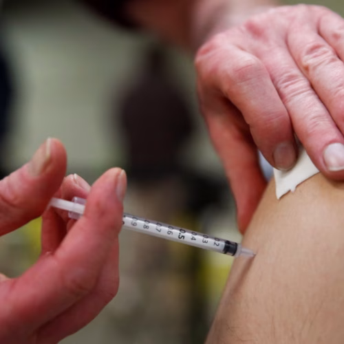 وكالة الأدوية الأوروبية توصي بالموافقة على لقاح يقاوم كوفيد والإنفلونزا