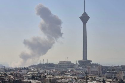 إذاعة الجيش الإسرائيلي: جزء من الغارات الأولى على إيران استهدف شخصيات كبيرة ويجري التحقق منها