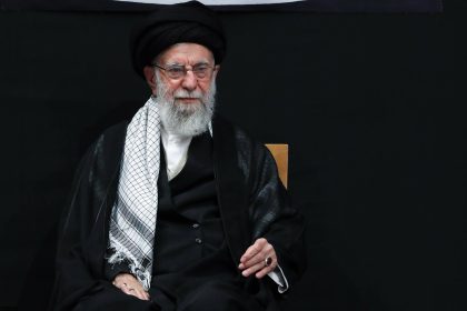 ‌‏رويترز عن مصادر إيرانية: نقل خامنئي إلى مكان آمن خارج طهران