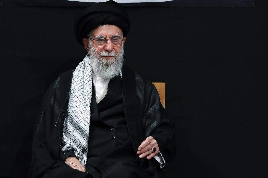 ‌‏رويترز عن مصادر إيرانية: نقل خامنئي إلى مكان آمن خارج طهران