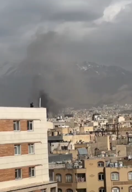 وسائل إعلام إيرانية: تقارير أولية عن وقوع انفجارات في مطار مهر آباد في طهران