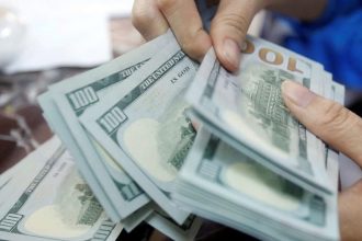 ارتفاع كبير بأسعار الصرف في الأسواق المحلية: 156500 دينار مقابل كل 100 دولار