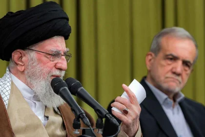 أكسيوس عن مسؤولين إسرائيليين: المرشد الإيراني والرئيس بزشكيان كانا هدفين للغارات الإسرائيلية